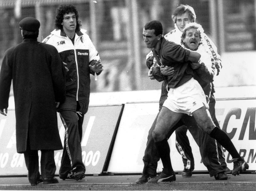 Attaccatissimo alla maglia granata, Pasquale Bruno sentiva particolarmente i derby con la Juventus. Come in questo episodio, dove i compagni e lo staff del Torino riuscivano a stento a tenerlo dopo che aveva subto un espulsione. 